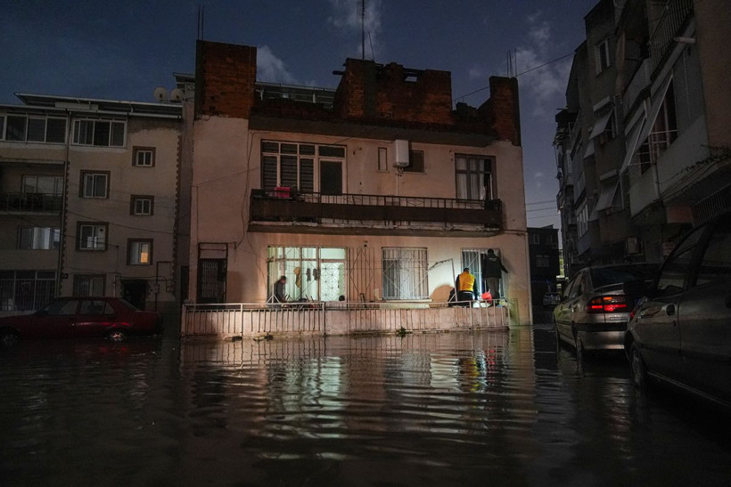 İzmir Sele Teslim! 4 İlçe Kabusu Yaşıyor... Evler Su Altında Kaldı, Duvarlar Yıkıldı, Rögarlar Taştı - Resim: 48