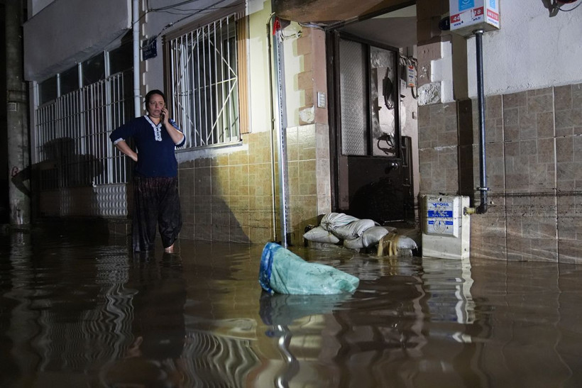 İzmir Sele Teslim! 4 İlçe Kabusu Yaşıyor... Evler Su Altında Kaldı, Duvarlar Yıkıldı, Rögarlar Taştı - Resim: 49