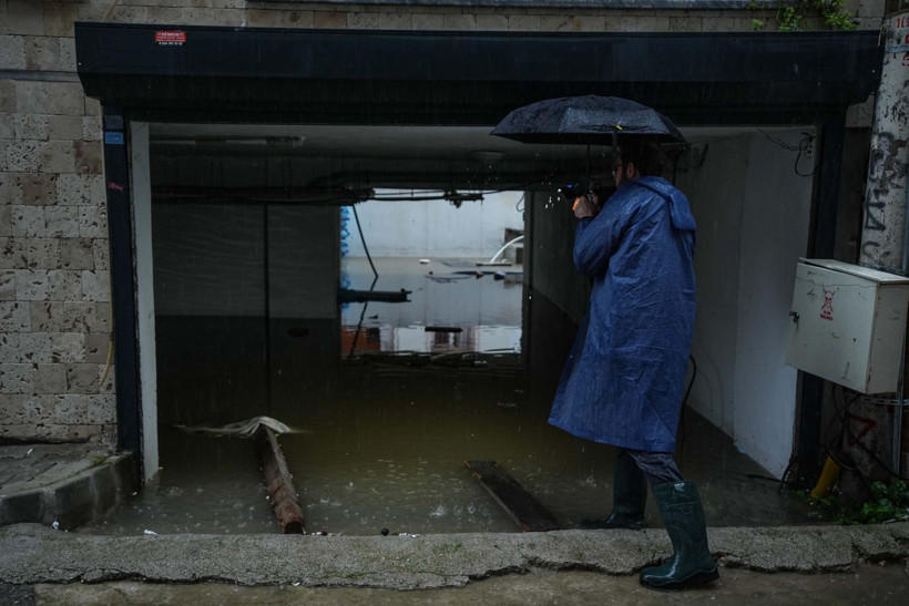 İzmir'i Sağanak Vurdu, Karşıyaka Su Altında Kaldı - Resim : 1