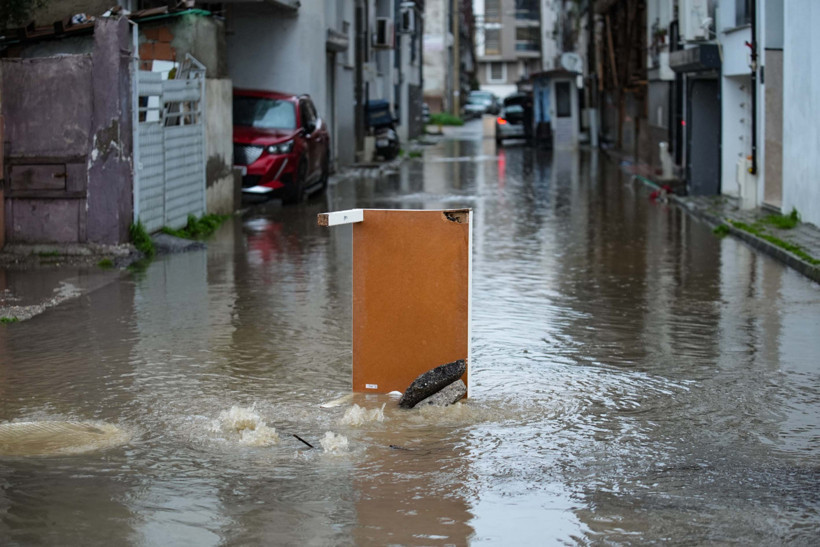 İzmir'i Sağanak Vurdu, Karşıyaka Su Altında Kaldı - Resim : 3