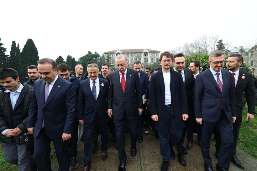 Boğaziçi'nde Karanfillerle Karşılandı... Cumhurbaşkanı Erdoğan'dan 'Belki Linçleneceğiz' Diyen Öğrenciye Dikkat Çeken Cevap - Resim: 4