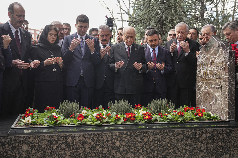 Bahçeli'den Alparslan Türkeş'in Kabrine Ziyaret - Resim : 1