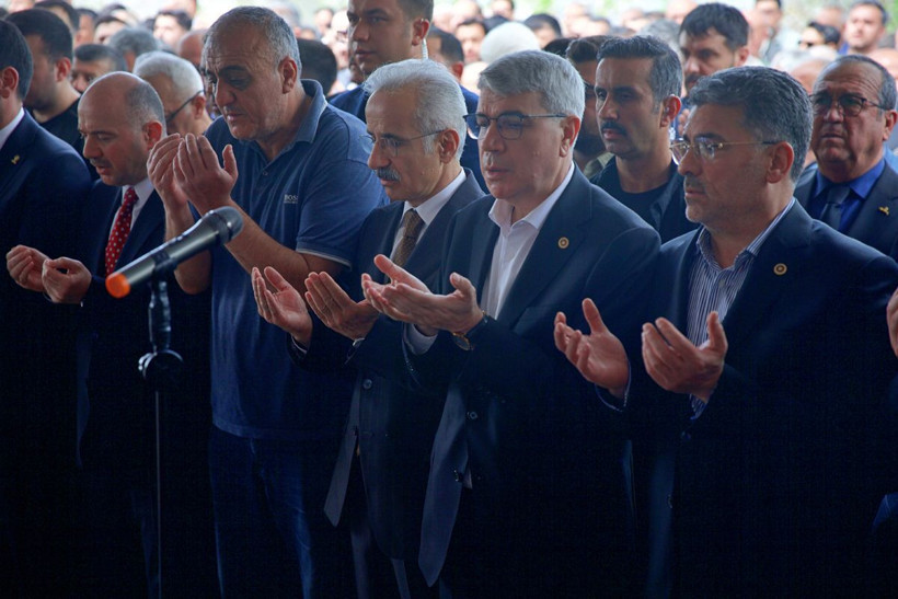 11 Yaşında 8 Fidan... Türkiye Okul Baskınında Ölen Yavrularını Uğurladı - Resim: 2