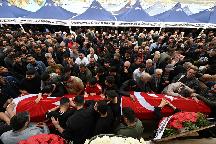 11 Yaşında 8 Fidan... Türkiye Okul Baskınında Ölen Yavrularını Uğurladı - Resim: 14