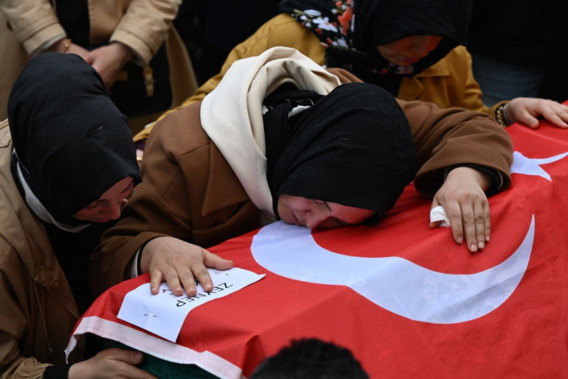 11 Yaşında 8 Fidan... Türkiye Okul Baskınında Ölen Yavrularını Uğurladı - Resim: 16