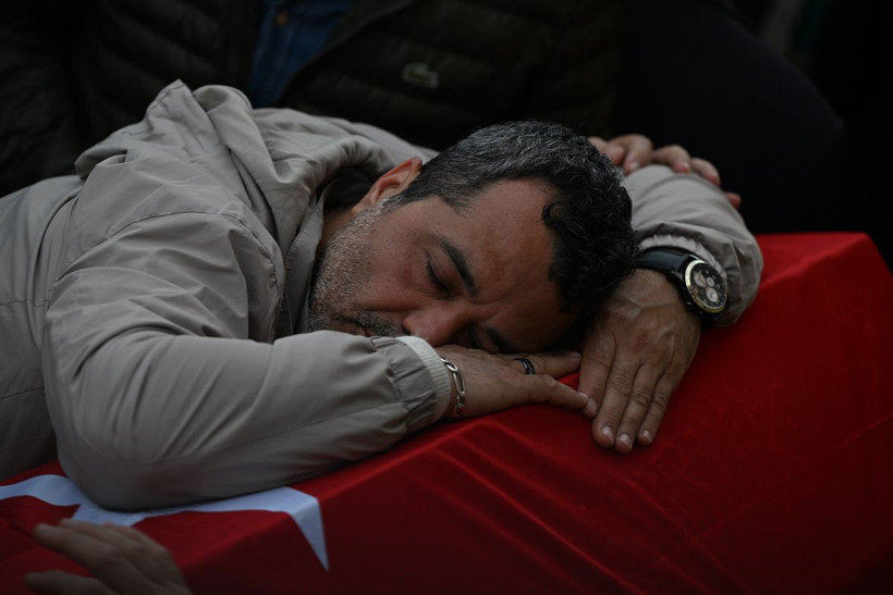 11 Yaşında 8 Fidan... Türkiye Okul Baskınında Ölen Yavrularını Uğurladı - Resim: 24