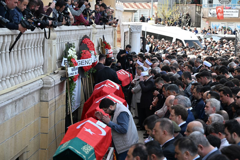 11 Yaşında 8 Fidan... Türkiye Okul Baskınında Ölen Yavrularını Uğurladı - Resim: 29