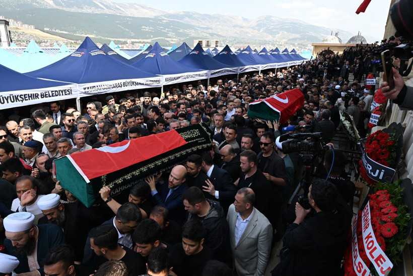 11 Yaşında 8 Fidan... Türkiye Okul Baskınında Ölen Yavrularını Uğurladı - Resim: 31