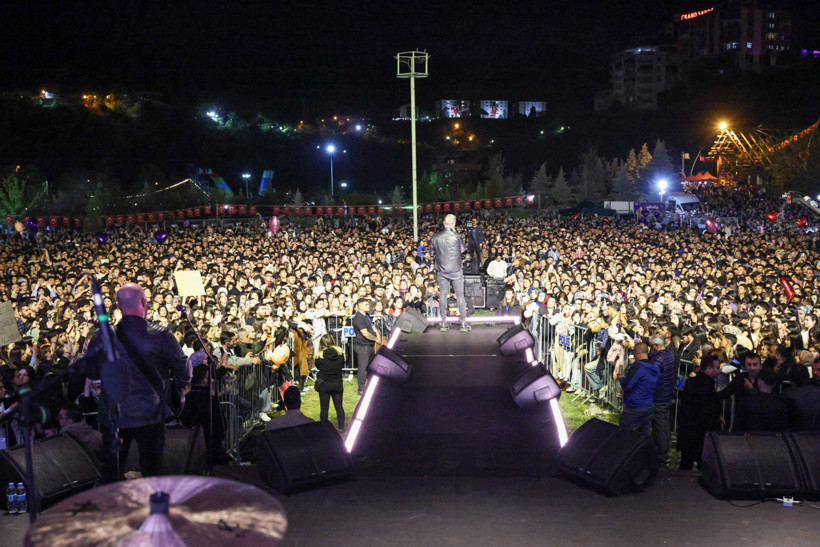 Haluk Levent Gülistan Doku'yu Unutmadı! Konserde Fotoğrafını Açtı - Resim : 2