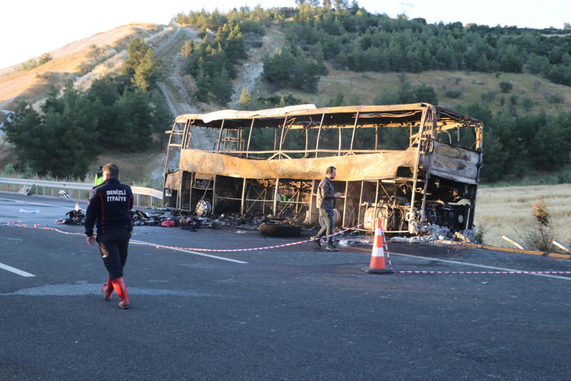 Denizli'de Yolcu Otobüsü Yandı! 1'i Bebek 8 Kişi Hayatını Kaybetti, 33 Yaralı - Resim : 3