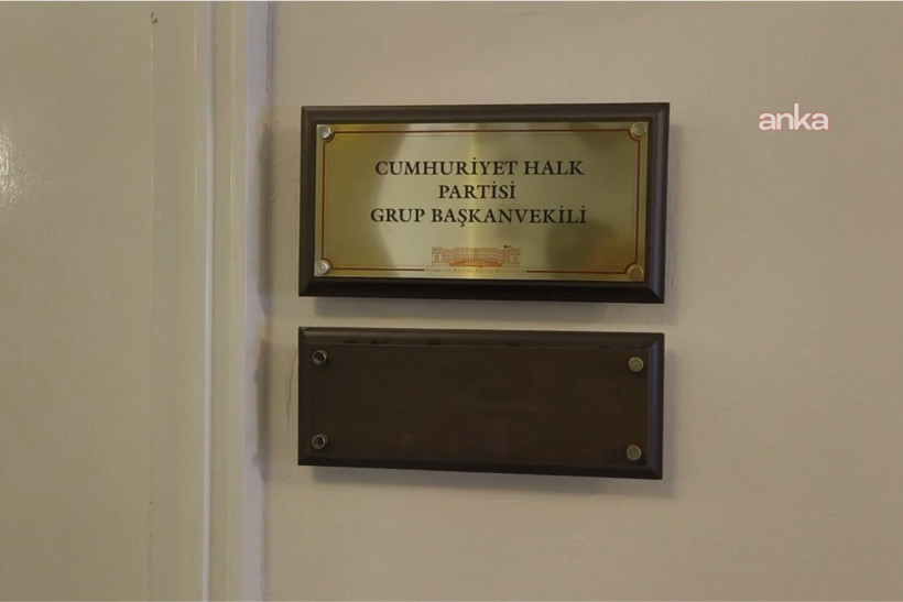 CHP Grubunda İki İsmin Tabelaları Kapıdan İndirildi - Resim : 1