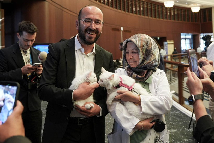 Kameralar Bu Kez Onlara Döndü: Külliye'nin Patili Dostları Lokum ve Akkız Dünya Basınının Markajında - Resim: 8