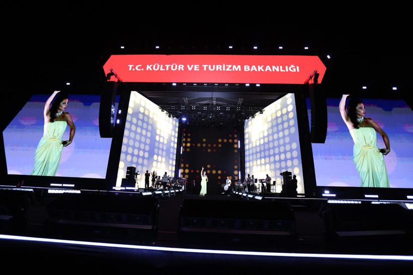 98 Bin Kişilik Rekor Katılım! Konya'da Ebru Yaşar İzdihamı: Sahne Şıklığı Göz Kamaştırdı - Resim : 3