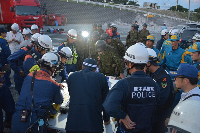 Japonya’da Zamana Karşı Yarış: 7.1’lik Depremde Can Kaybı Artıyor, AVM ve Fabrikalarda Mahsur Kalanlar Var - Resim : 3