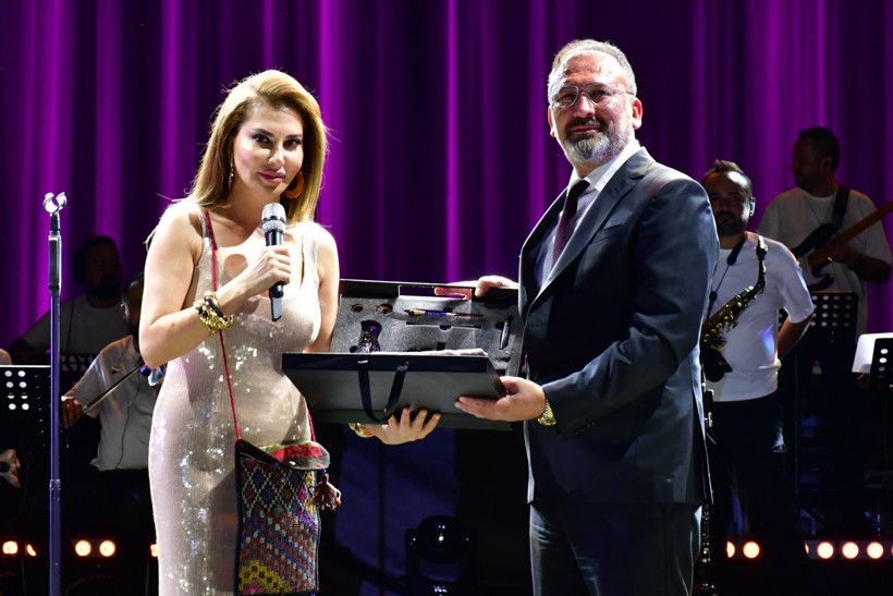 Ebru Yaşar Konseri Kayseri'yi Salladı! On Binlerce Kişinin Katıldığı Konserde Rekor Kırıldı - Resim : 2