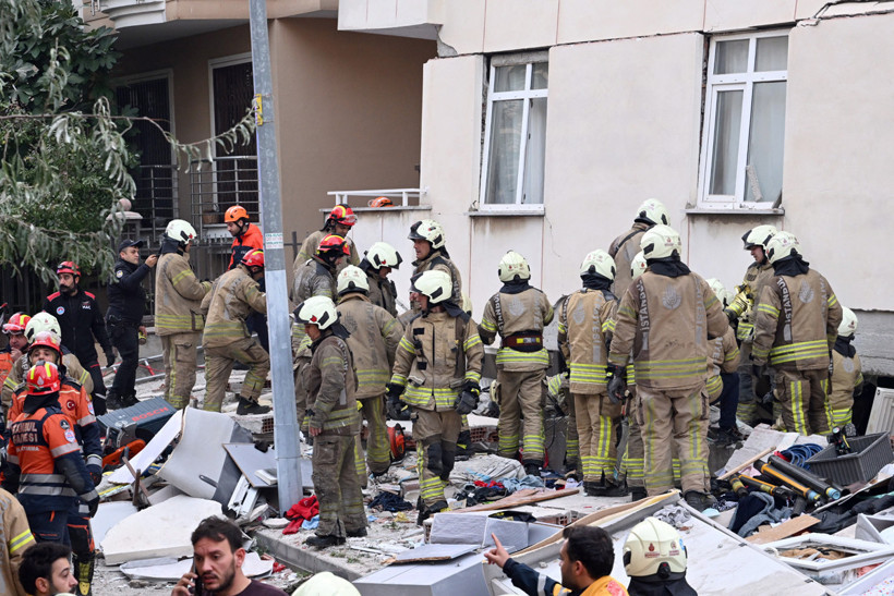 İstanbul'da Korku Dolu Sabah! 7 Katlı Binanın İlk 3 Katı Çöktü, Enkaz Altında Kalanlar Var - Resim : 1