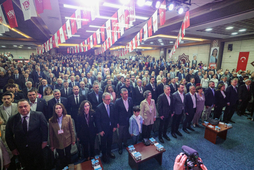 Özgür Özel’den Manisa’da Dikkat Çeken Mesaj: 'YENİ Parti Karanlığa İnat Yakılmış Bir Mum' - Resim : 2