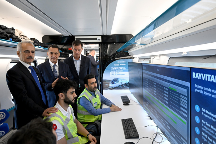 Demiryollarında Dünya Ligi: Yerli Hızlı Tren 250 Kilometre Hızla Raylara İndi - Resim : 7