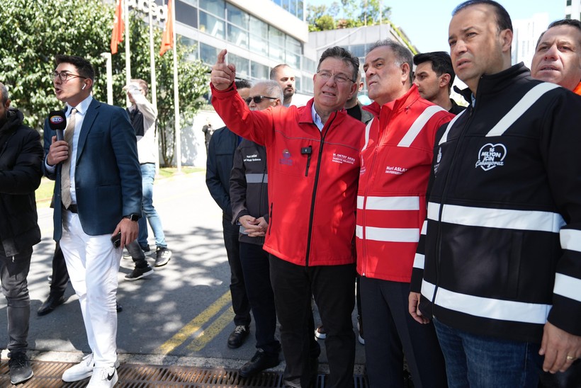 İstanbul'da Yol Çöktü! O Anlar Kamerada - Resim : 2