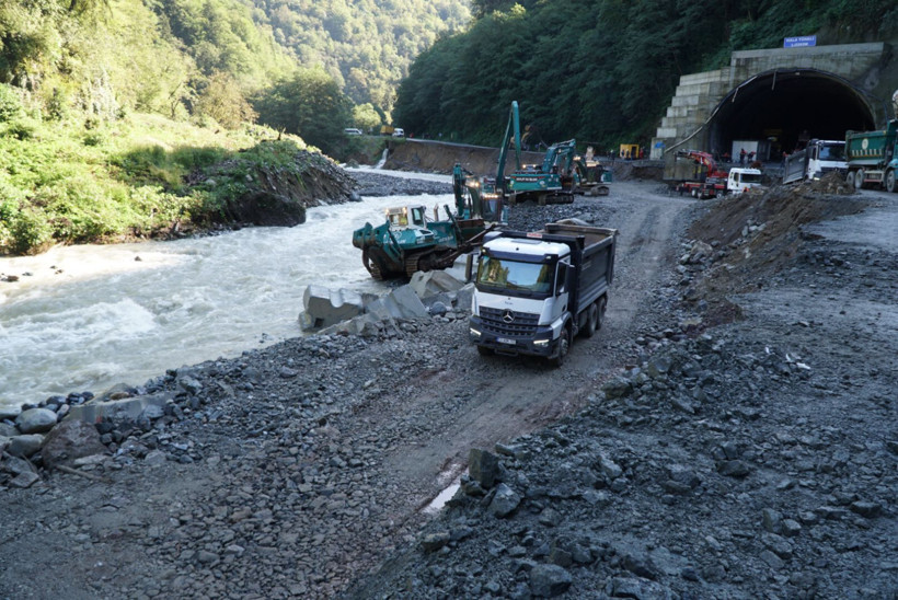 Rize’de 48 Saatte Çifte Felaket! Mahsur Kalan 115 Kişi Helikopterle Kurtarıldı, Bungalovlar Evler Boşaltıldı - Resim : 1