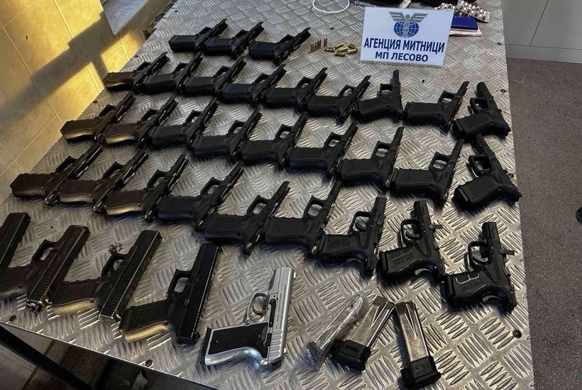 Türkiye'den Hollanda'ya Giden Aracın İçinden Cephanelik Çıktı - Resim : 1