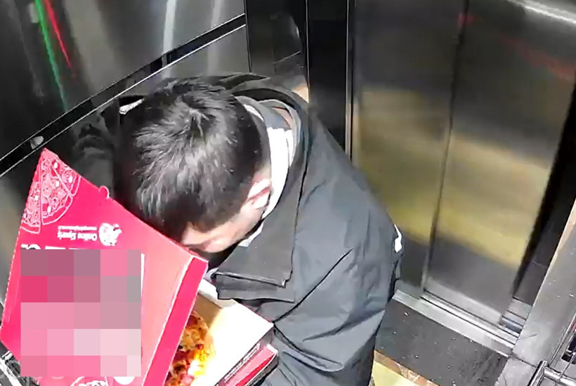 Pizza Siparişinde Skandal Görüntüler: Kuryenin Mide Bulandıran Hareketi Kameraya Yansıdı - Resim : 1