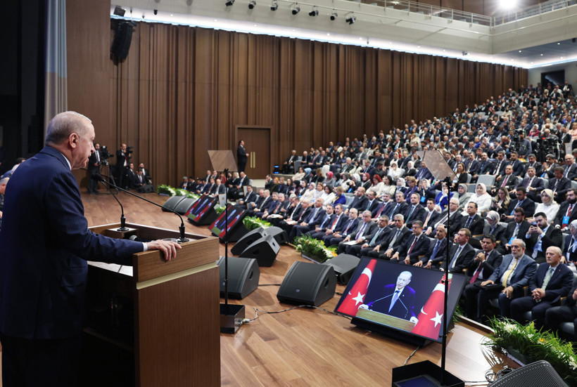 Burcu Köksal Resmen AK Parti'de! Rozetini Cumhurbaşkanı Erdoğan Taktı - Resim : 1