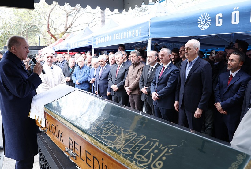 AKP'nin Acı Günü: Cumhurbaşkanı Erdoğan 47 Yıllık Yol Arkadaşına Veda Etti - Resim : 1