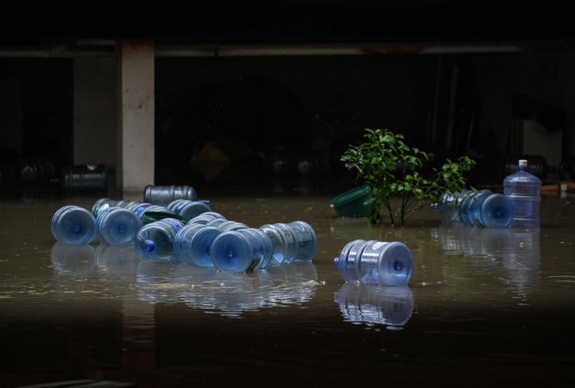 İzmir'i Sağanak Vurdu, Karşıyaka Su Altında Kaldı - Resim : 4