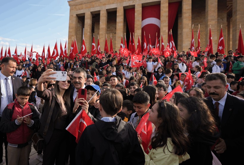 Çocuklar 23 Nisan'da Ata'sına Koştu - Resim : 1