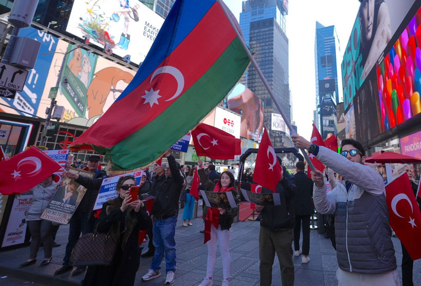 Times Meydanı’nda Mamdani'ye 'Karabağ' Protestosu: 'Gerçekleri Çarpıtmayın' - Resim: 4
