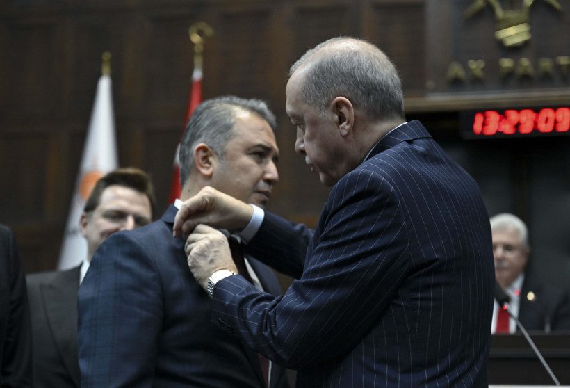 Üç İsim Daha AK Parti'de! Rozetlerini Cumhurbaşkanı Erdoğan Taktı, Asker Selamı Verdi - Resim : 4