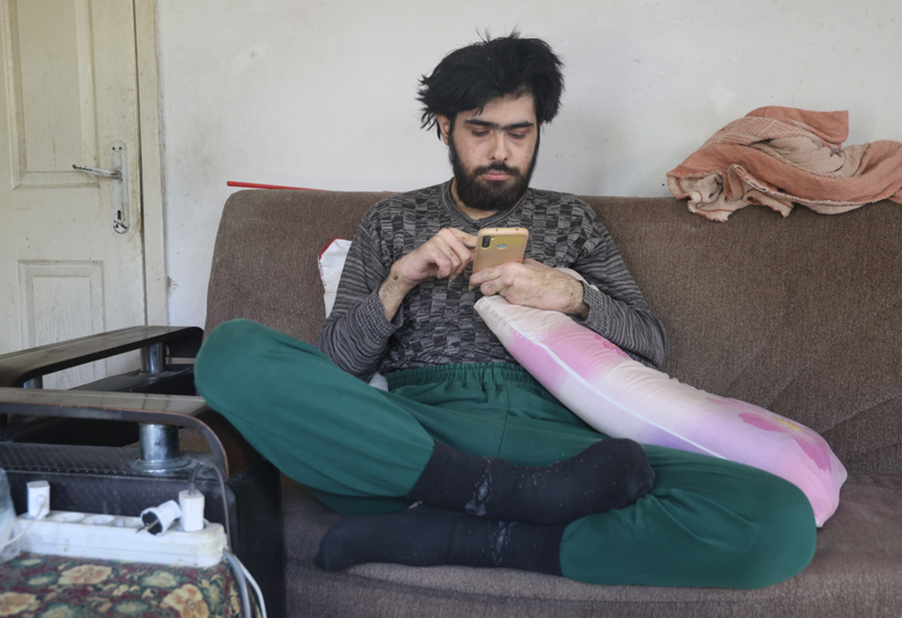 Türkiye Onu Konuşmuştu! 6 Şubat Depreminden Sonra Evden Çıkmayan Barış 3 Yıl Sonra İlk Kez Dışarı Çıktı - Resim : 1