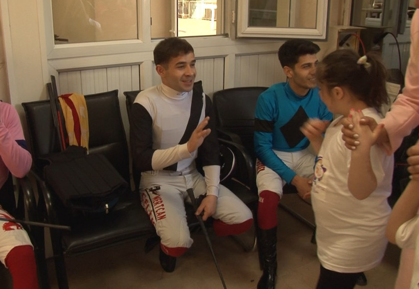 Engelliler Haftası Koşusu’nda Kaza! Jokey Mertcan Çelik Yoğun Bakımda Yaşam Mücadelesi Veriyor - Resim : 1