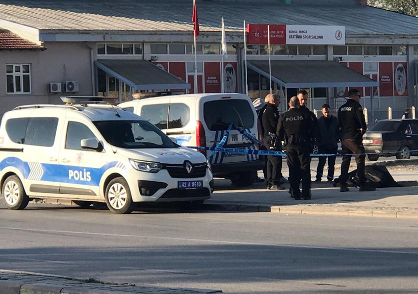 Konya’da Sabah Saatlerinde Korkunç Olay! Kaldırımda Ölü Bulunan Erkeğin Kimliği Araştırılıyor - Resim : 1