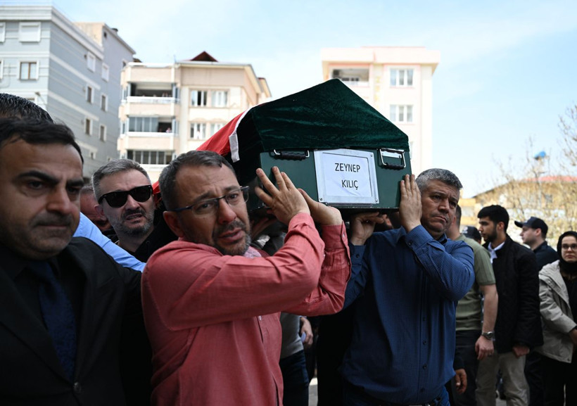 11 Yaşında 8 Fidan... Türkiye Okul Baskınında Ölen Yavrularını Uğurladı - Resim: 25