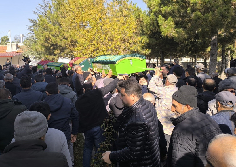 Çok Büyük Acı... Böcek Ailesinden Anne ve İki Çocuğu Yan Yana Defnedildi - Resim : 4