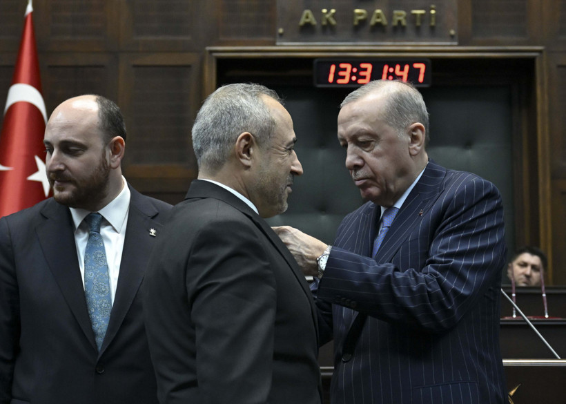 Üç İsim Daha AK Parti'de! Rozetlerini Cumhurbaşkanı Erdoğan Taktı, Asker Selamı Verdi - Resim : 3