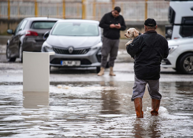 İzmir'i Sağanak Vurdu, Karşıyaka Su Altında Kaldı - Resim : 2