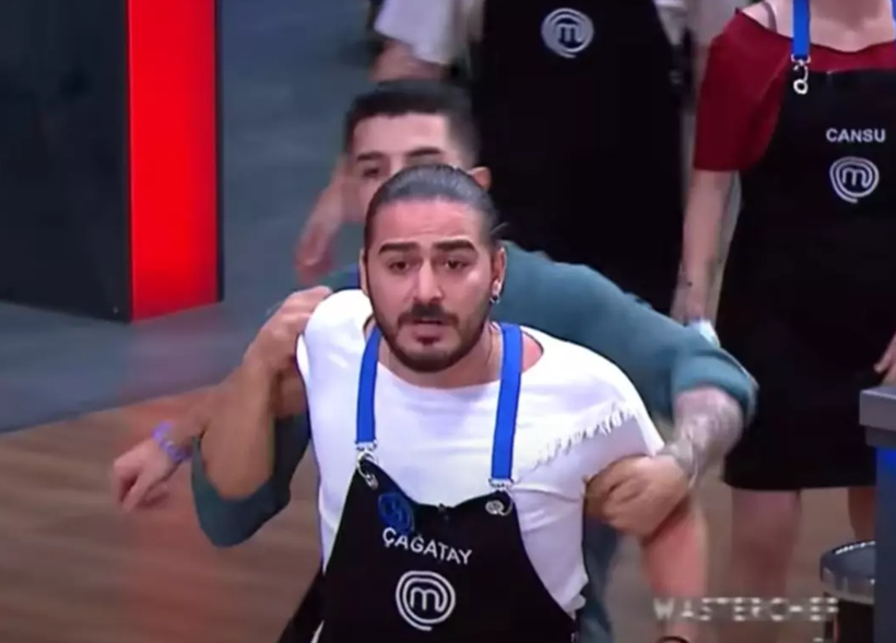 MasterChef Stüdyosu Alev Alev: Mehmet Şef Kovdu, Yarışmacı Şefin Üstüne Yürüdü... Çağatay Diskalifiye mi Olacak? - Resim : 2
