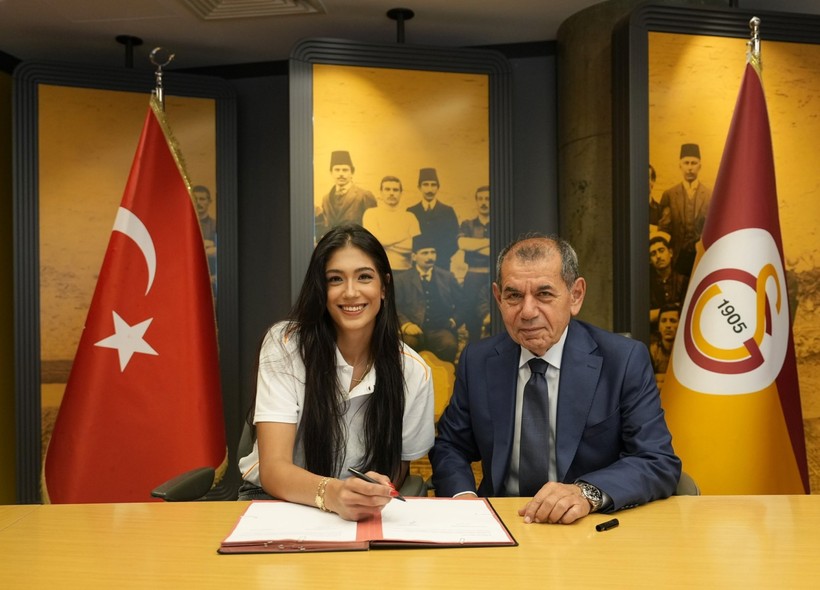 Geleceği Merak Ediliyordu, Galatasaray Yıldızına İmzayı Attırdı - Resim : 1