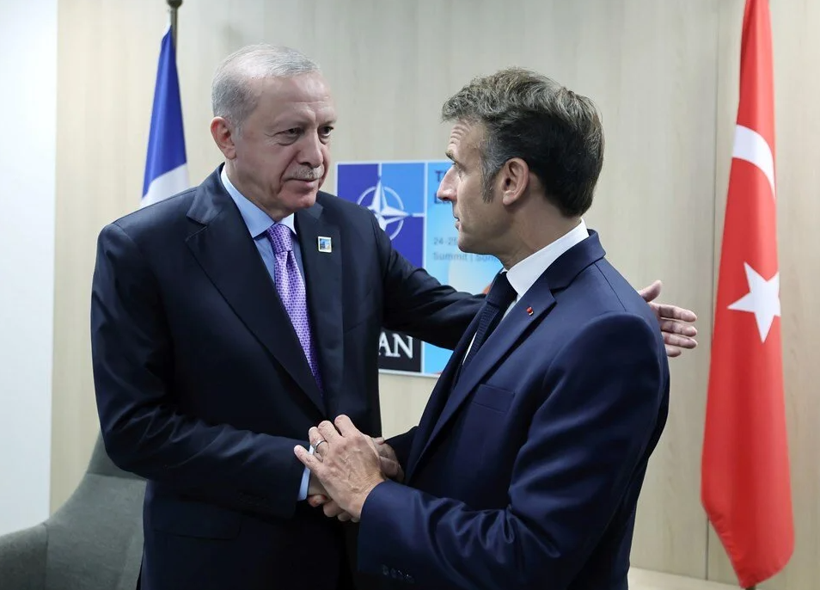 NATO Zirvesi'nde Dikkat Çeken Görüntü! Cumhurbaşkanı Erdoğan-Macron Görüşmesinde Beden Dili Konuştu - Resim : 2