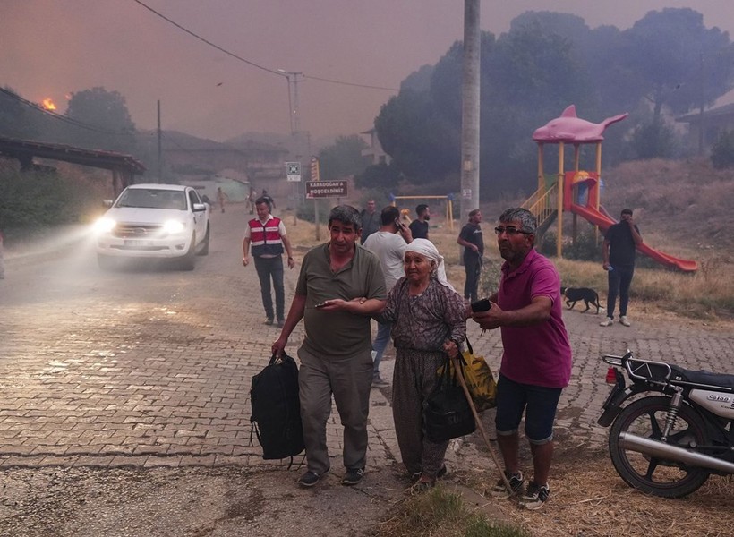 Ödemiş'te Kare Kare Çaresizlik... Hayvanlarını Önlerine Katıp Alevlerden Böyle Kaçtılar - Resim: 4