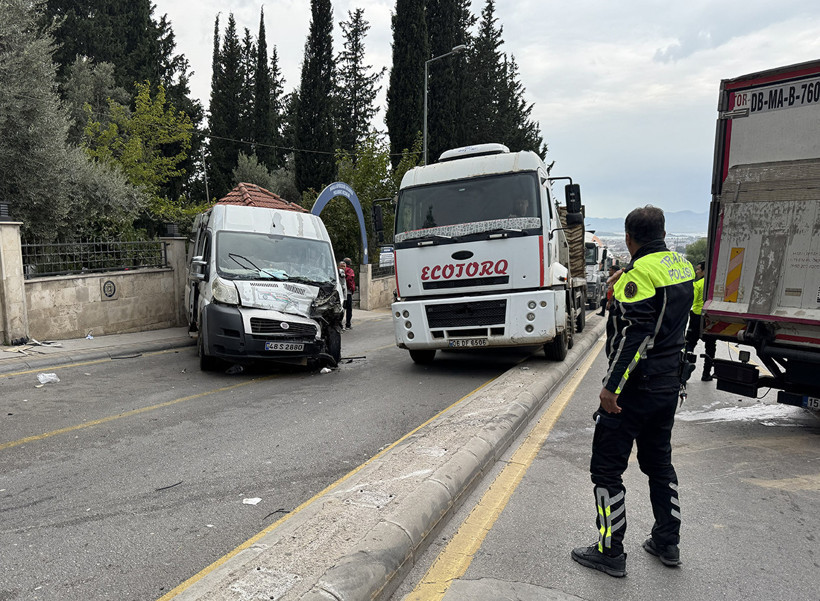 Freni Boşalan Kamyon Öğrenci Servisiyle Çarpıştı: Yaralılar Var - Resim : 1