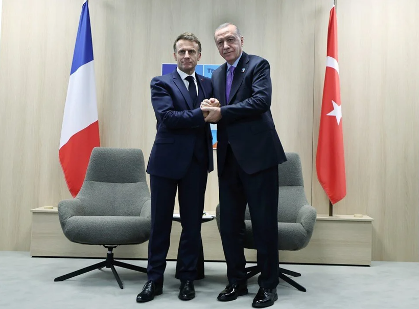 NATO Zirvesi'nde Dikkat Çeken Görüntü! Cumhurbaşkanı Erdoğan-Macron Görüşmesinde Beden Dili Konuştu - Resim : 1