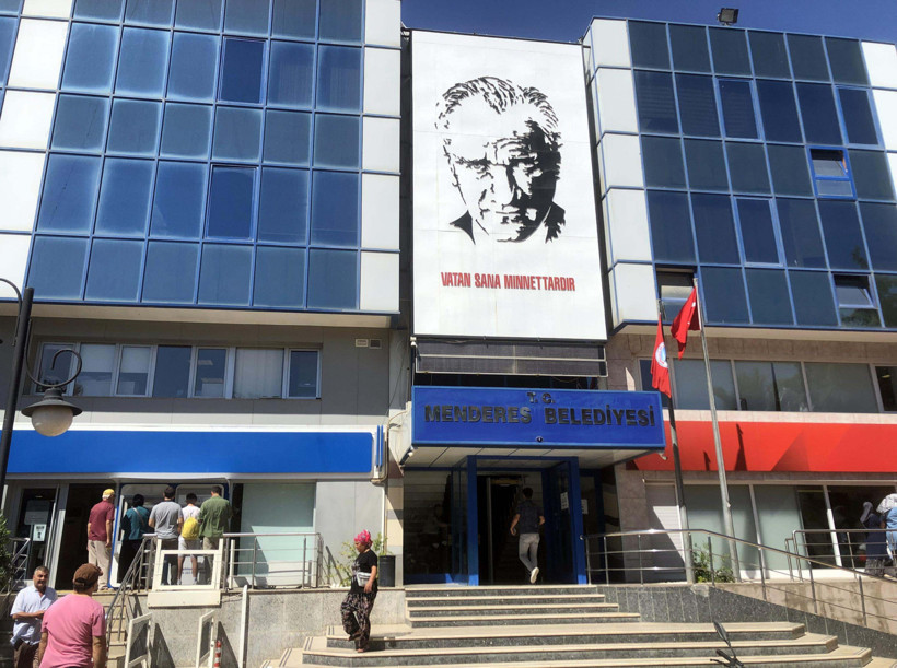 Menderes Belediyesi’nde Rüşvet ve İmar Yolsuzluğu Soruşturması: Başkan İlkay Çiçek Dahil 13 Gözaltı - Resim : 1