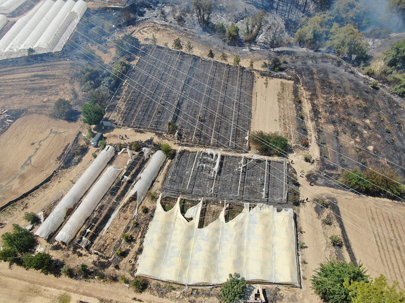 Antalya'da Yerleşim Yerine Yakın Yangın! Tarım Araçları Küle Döndü - Resim : 5