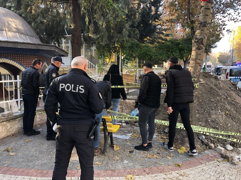 Şehrin Göbeğinde Define Kazısı! Belediye Personeli Kılığına Girdiler, Yakayı Böyle Ele Verdiler - Resim: 6