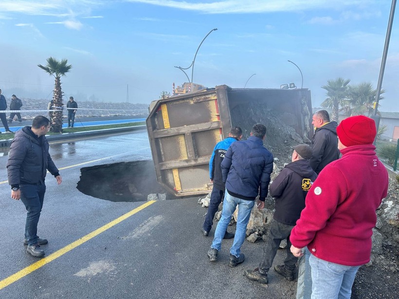 Edremit'te Yol Çöktü, Kamyon Devrildi - Resim : 1