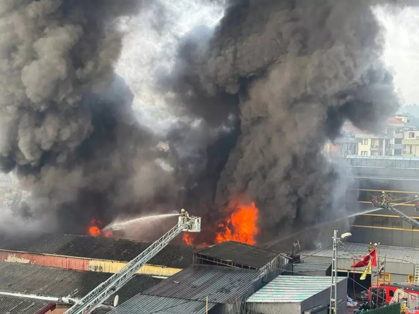 İstanbul'da Büyük Fabrika Yangını: Yan Atölyeye Sıçradı, Patlamalar Yaşanıyor - Resim : 4